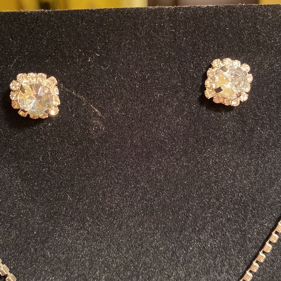 NEW!! Silver crystals necklace & earrings with small crystals on chain. - Picture 6 of 7